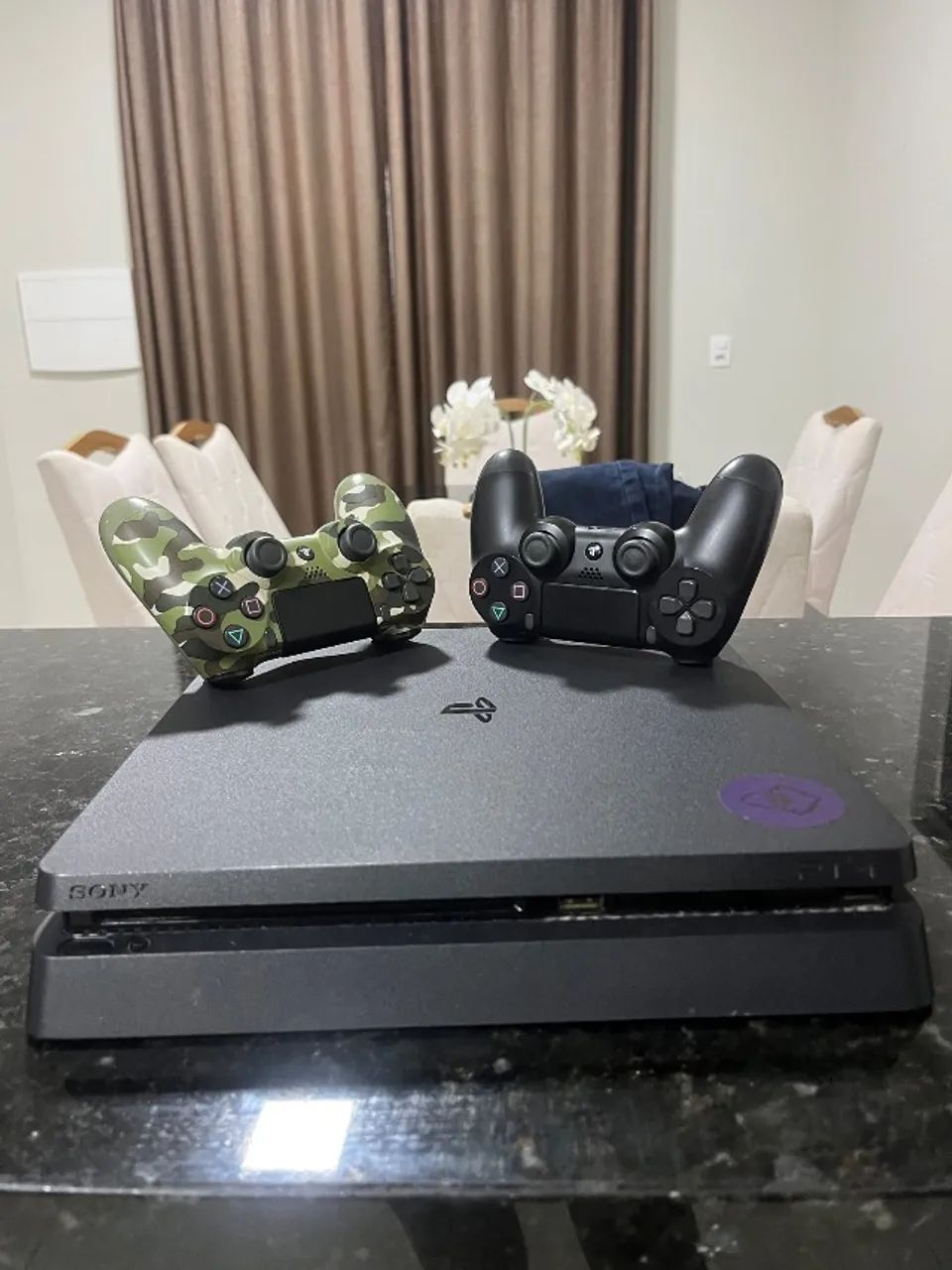 vendo ps4 slim de 1T com dois controles originais (tem a caixa original)