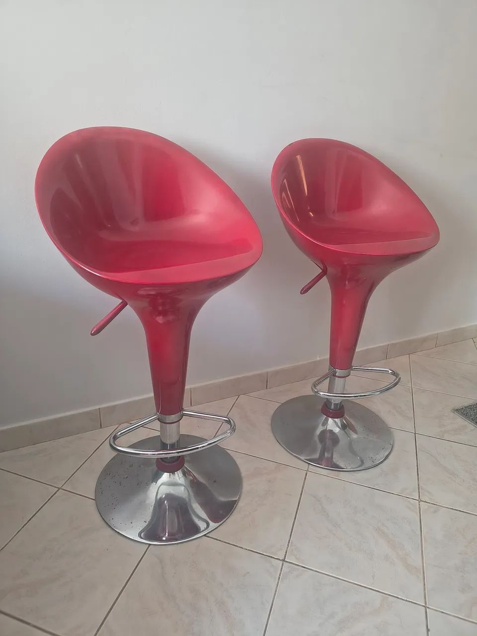 Vendo 2 Banquetas Vermelhas 