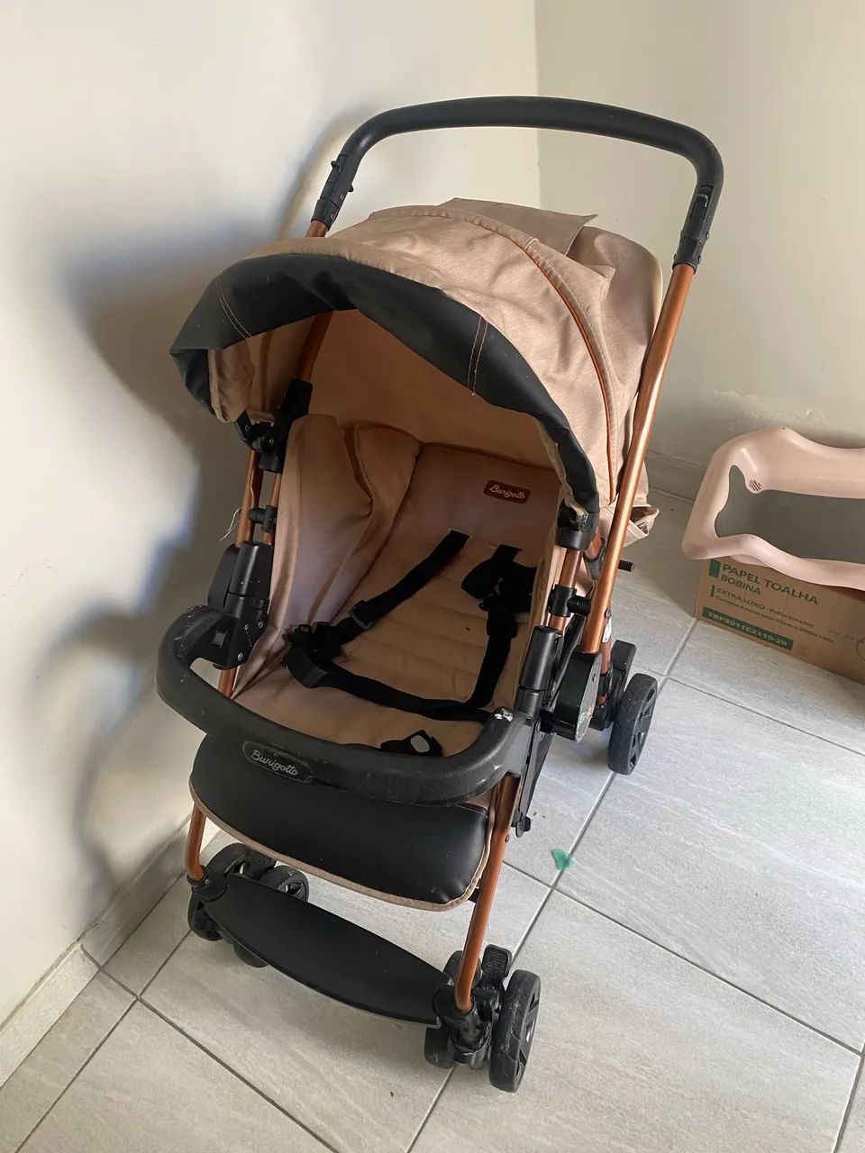 Carrinho de bebê com bebê conforto 