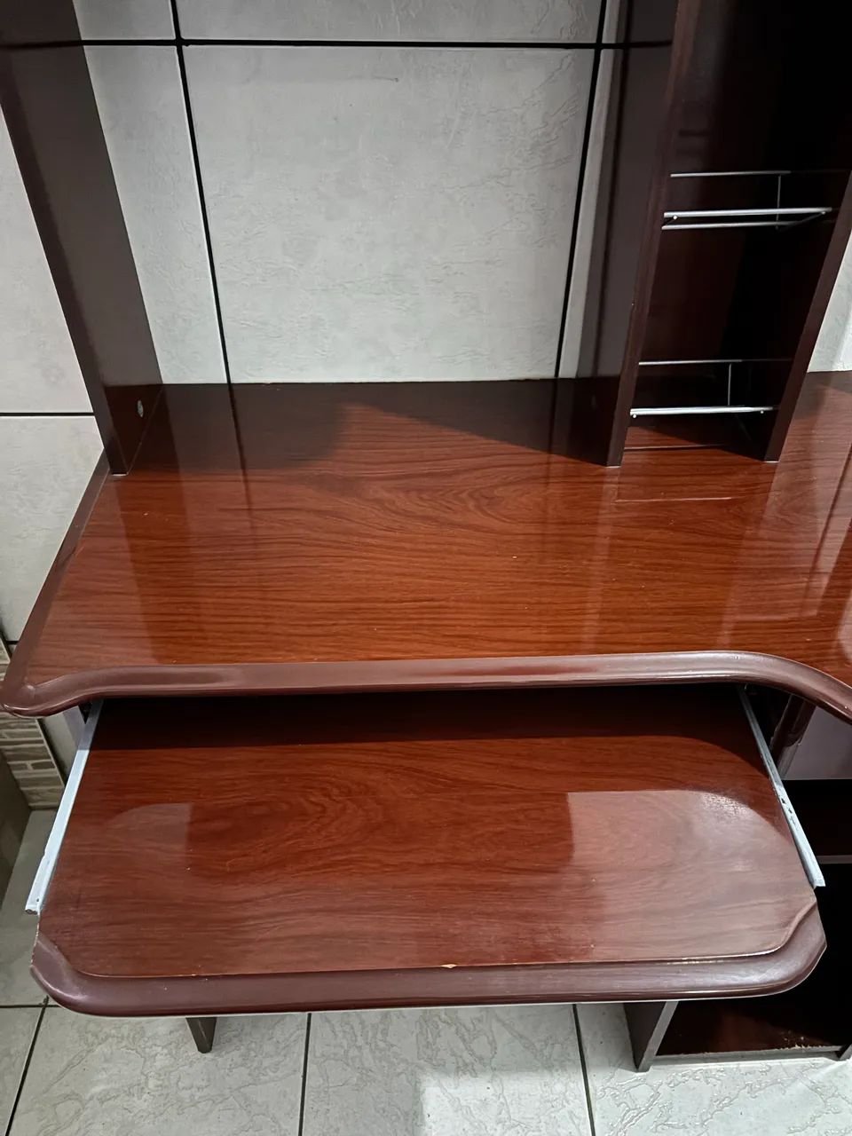 Mesa para Computador / Escrivaninha com Nichos - Madeira - Foto 3