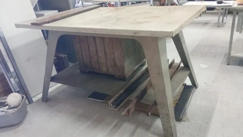 Mesa de Ferro com Tampo de Madeira- Super Resistente