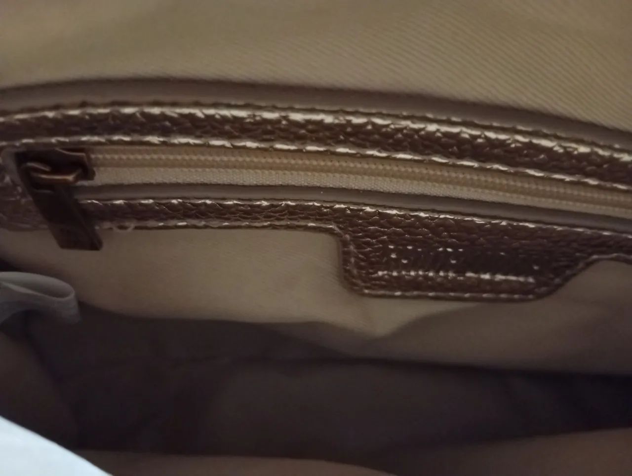 Bolsa Santa Lolla dourada - Foto 3