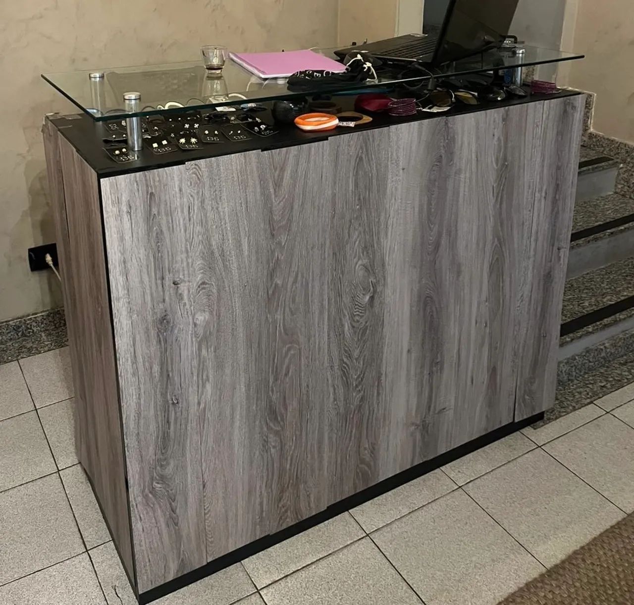 Balcão de Atendimento de MDF com tampa de vidro