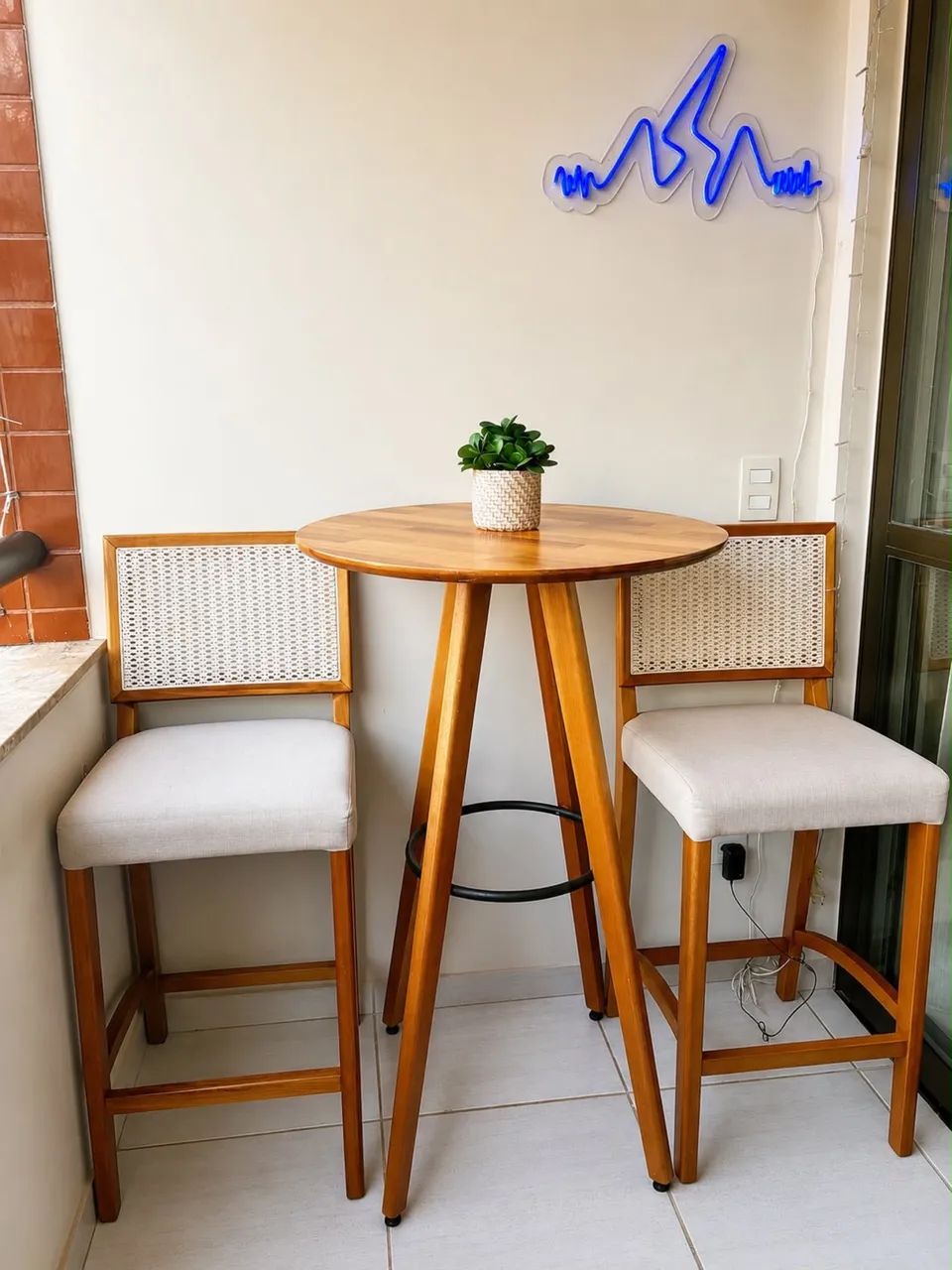Conjunto duas banquetas e mesa bistrô