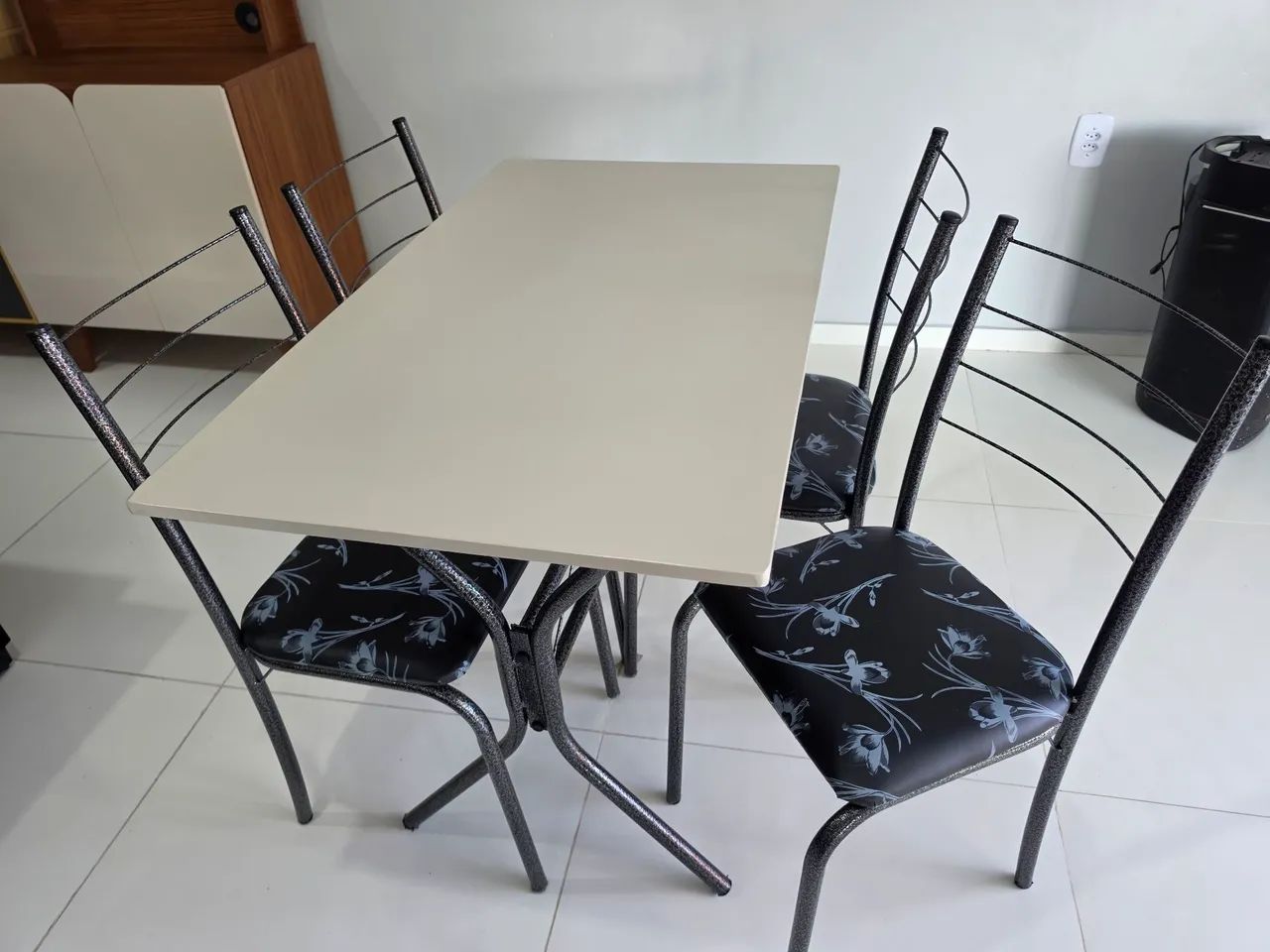 Mesa mdf 4 cadeiras nova - Foto 2