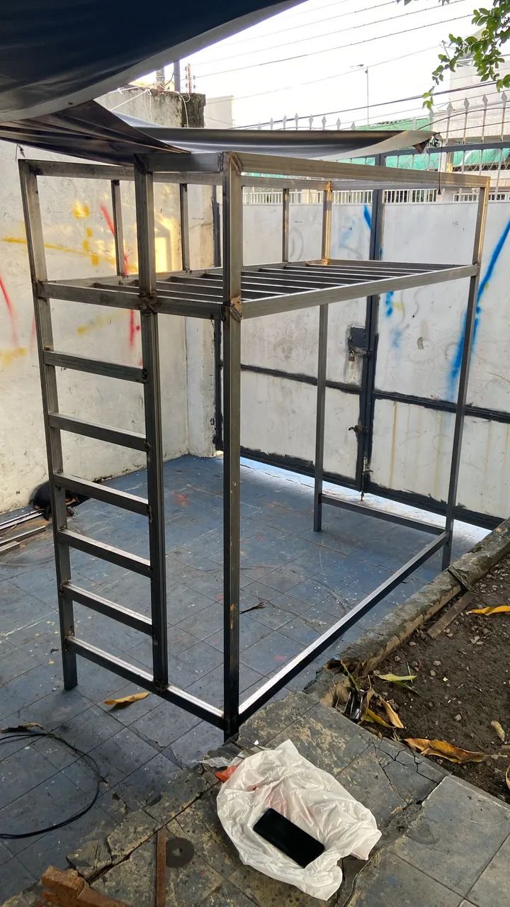 Cama elevada de ferro 