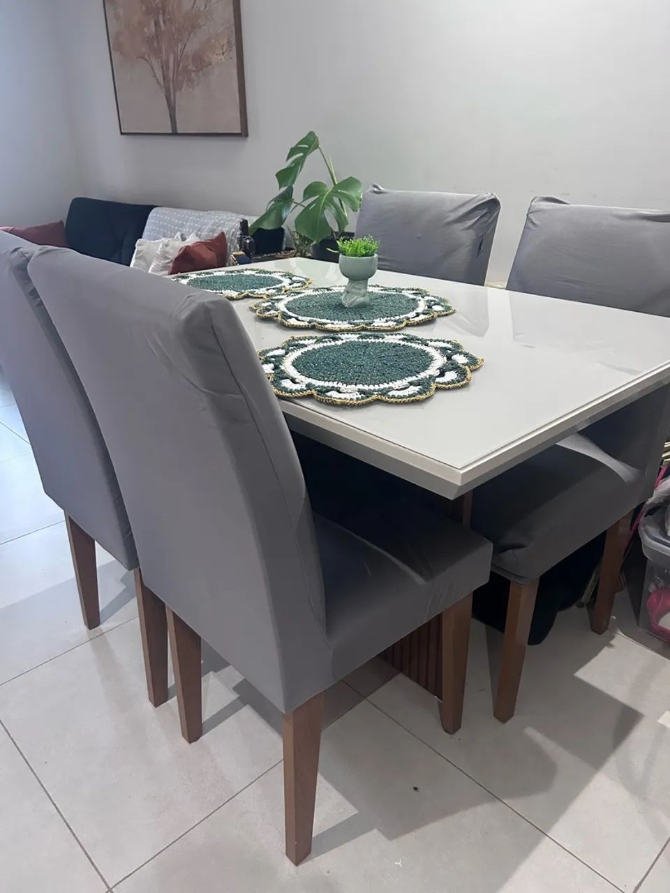 Mesa com tampa de vidro com 4 cadeiras 