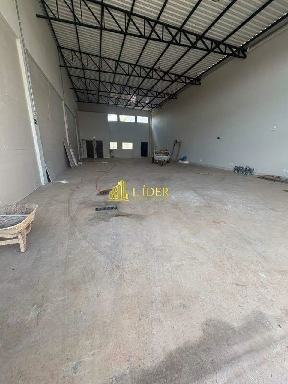 BARRACÃO RECÉM CONSTRUÍDO