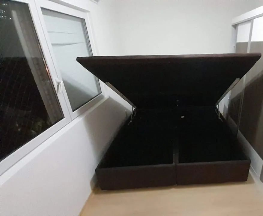 Cama king com baú 