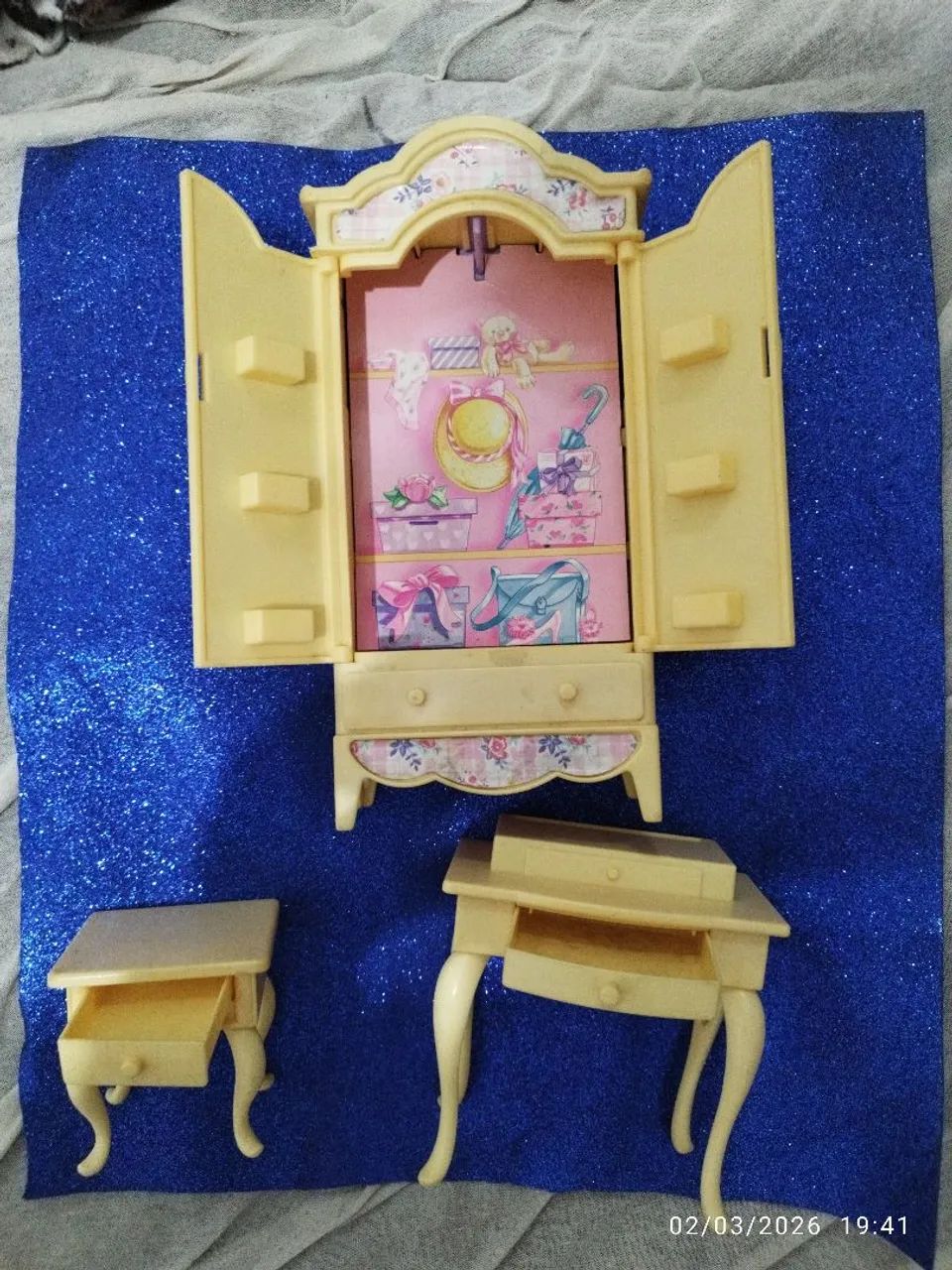 Vtg Mattel Barbie doll lot of furniture Vanity Armoire 1996 table hong kong Barbie  - Foto 2