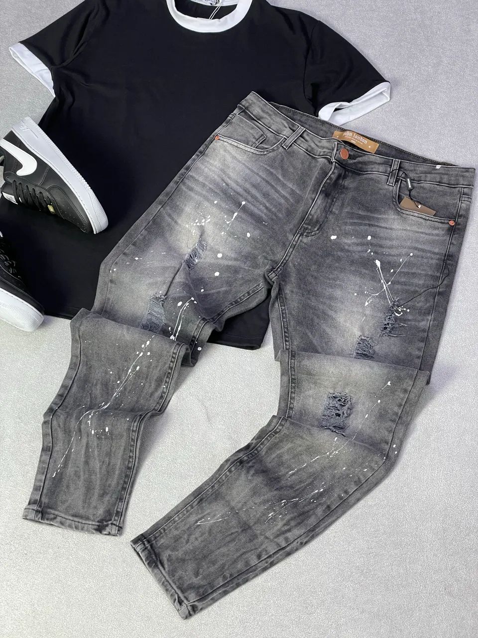 Calça jeans rasgada 