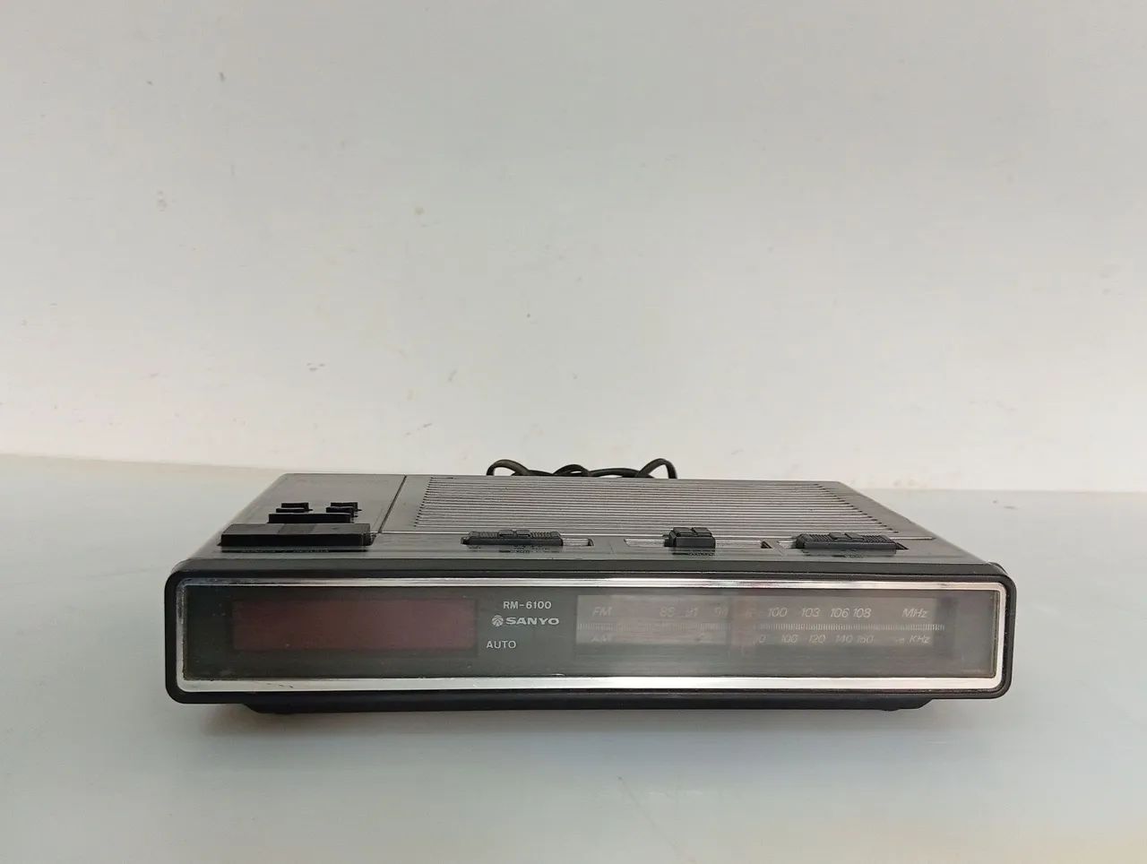 rádio relógio sanyo rm-6100