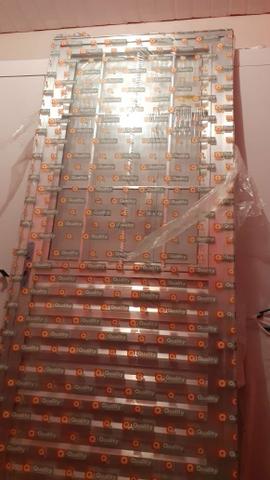 Porta de aluminio com a janela nova