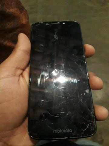 Vendo moto g 6 play trincado, todo ótimo pra usar - Foto 3