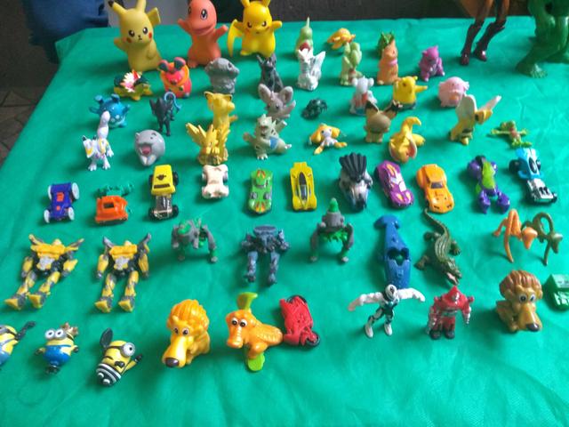 58 brinquedos mini kinder ovo e pokémon