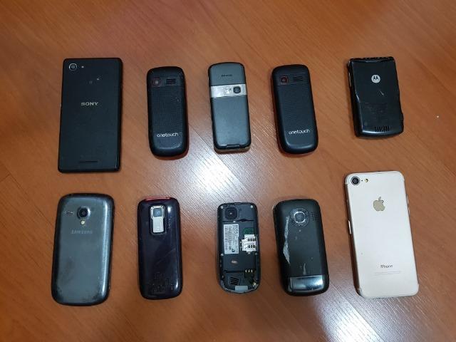 Lote com 10 celulares - Não Funcionam - Para peças e estudo - Foto 2