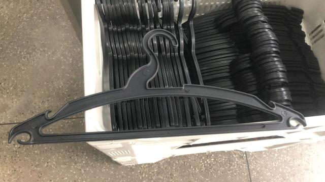 Promoção cabide de Plastica pra atacado por 1 real a unidade