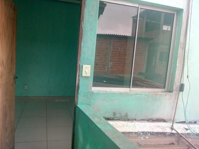 Aluga-se kit Net segundo andar com ária de serviço em baixo