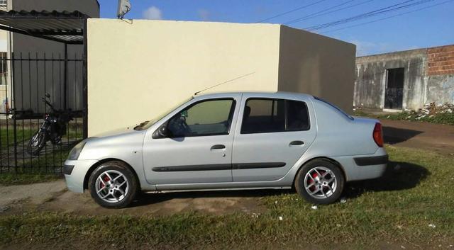 Renault Clio Sedan bem conservado (negociável)