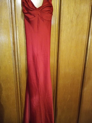 Vestido vermelho longo Calvin Klein.