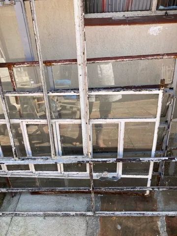 Vendo todas estas janelas de ferro, 