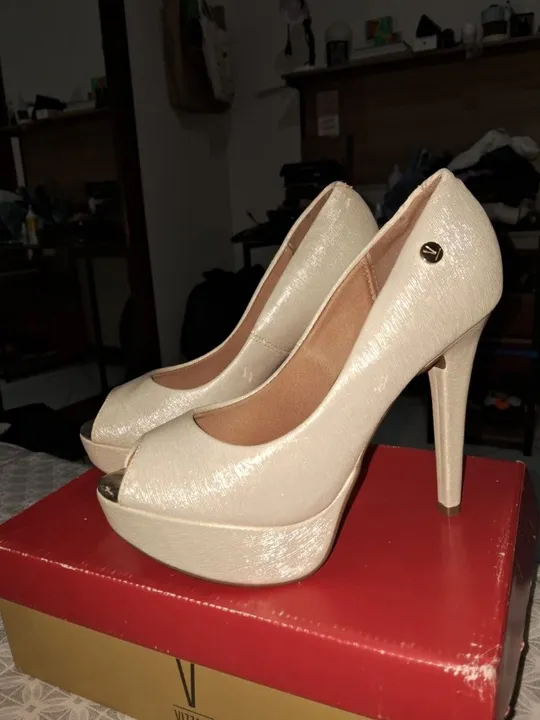 sapato alto cintilante creme vizzano