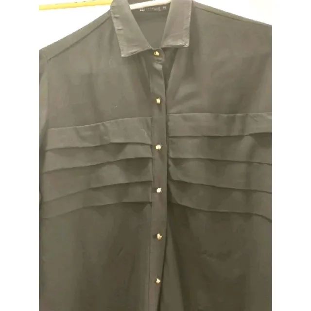 camisa preta com dobraduras babados - Foto 2
