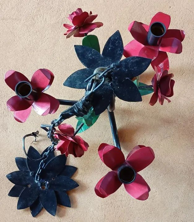 Lustre de ferro rústico com rosas vermelhas  - Foto 2