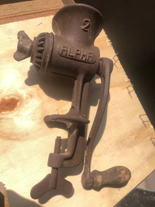 Moinho antigo da  marca Alpha, funciona.