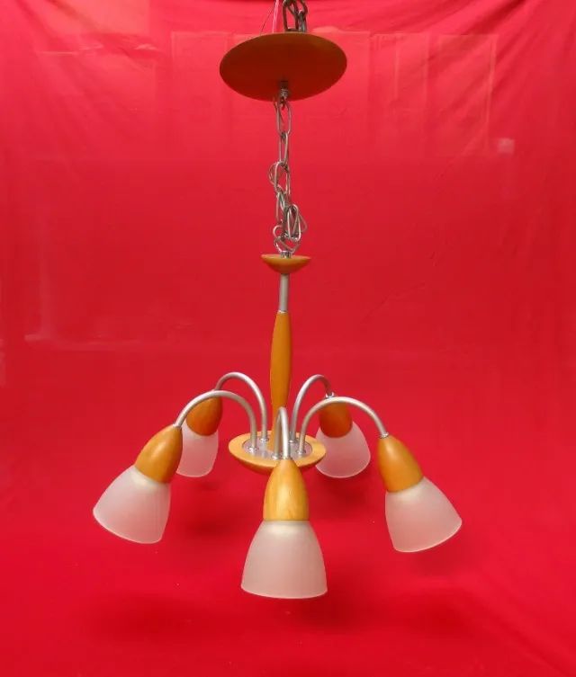 LUSTRE em madeira, com vidros.