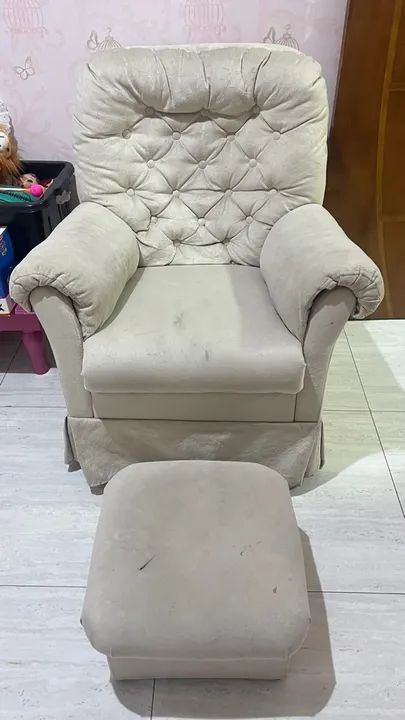 Cadeira de amamentação com balanço e puff 