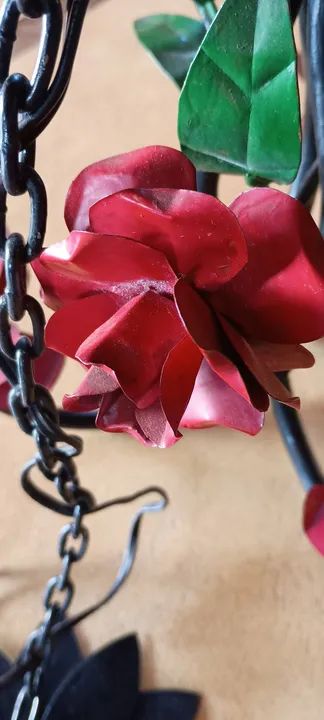 Lustre de ferro rústico com rosas vermelhas  - Foto 3