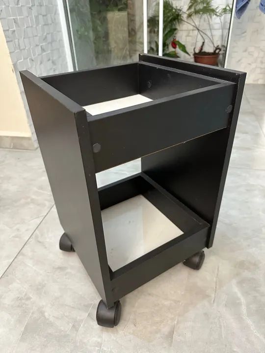 Carrinho auxiliar de madeira para salão