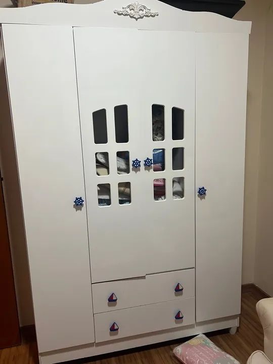 Guarda-roupa infantil branco com detalhes em azul