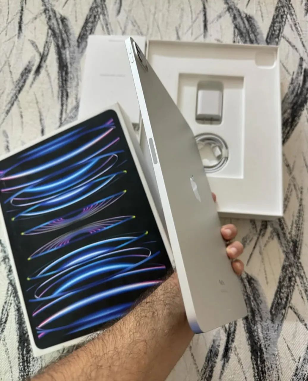 iPad Pro 12.9 polegadas Cor Silver + Magic Keyboard + Pencil 2 na promoção 