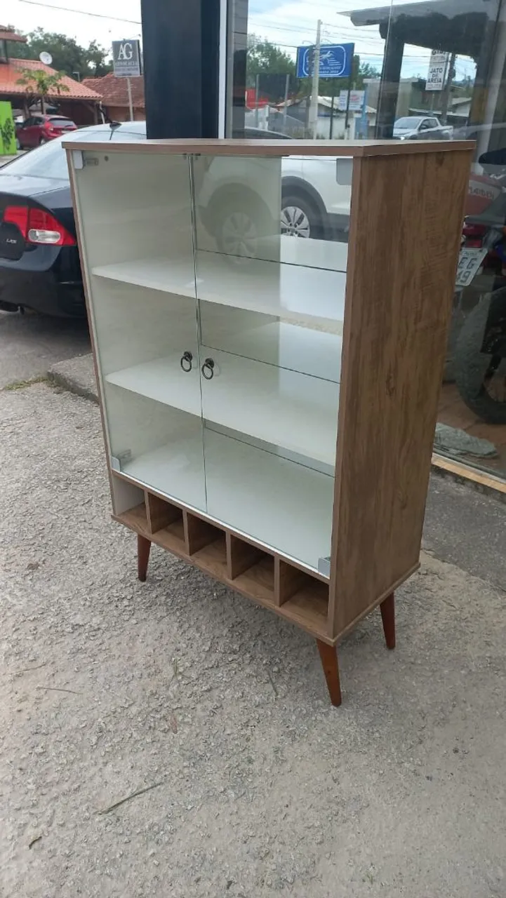 Cristaleira produzida em MDF,2 portas de vidro