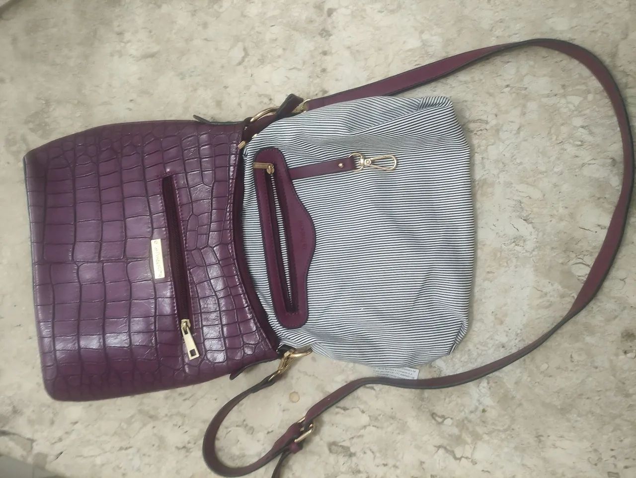 LE POSTICHE BOLSA TRANSVERSAL 135,00<br>VINHO <br>VARIAS DIVISÕES <br>ALCA COM REGULAR<br>ALTURA 24CM - Foto 3