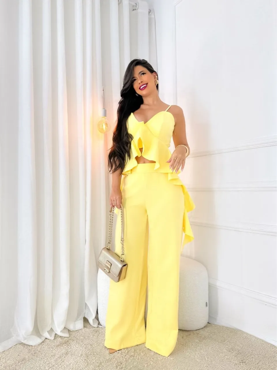 Conjunto amarelo elegante e moderno