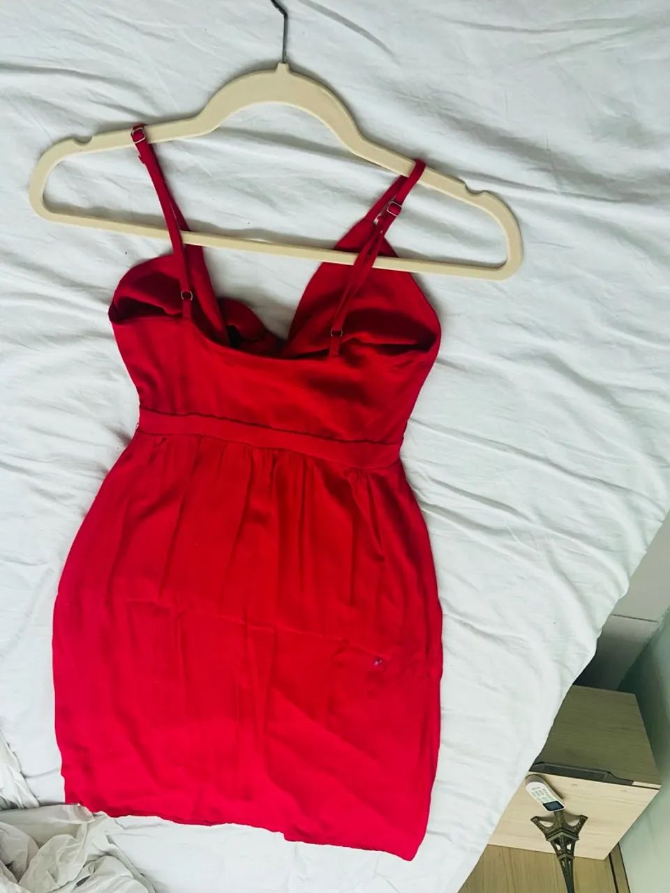 Vestido com recorte, amarração e botões em madeira PP - Foto 2