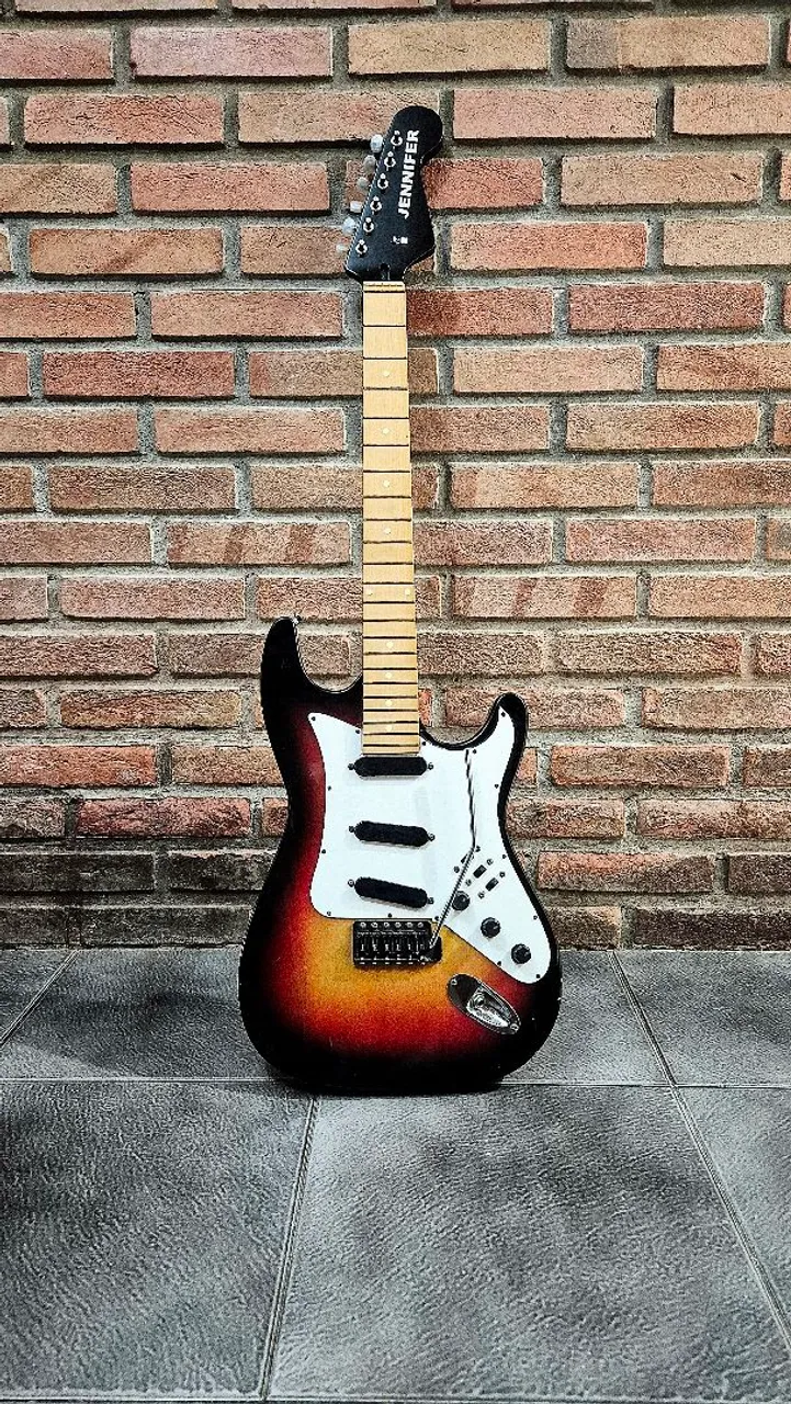 Guitarra Jennifer - Modelo Stratocaster