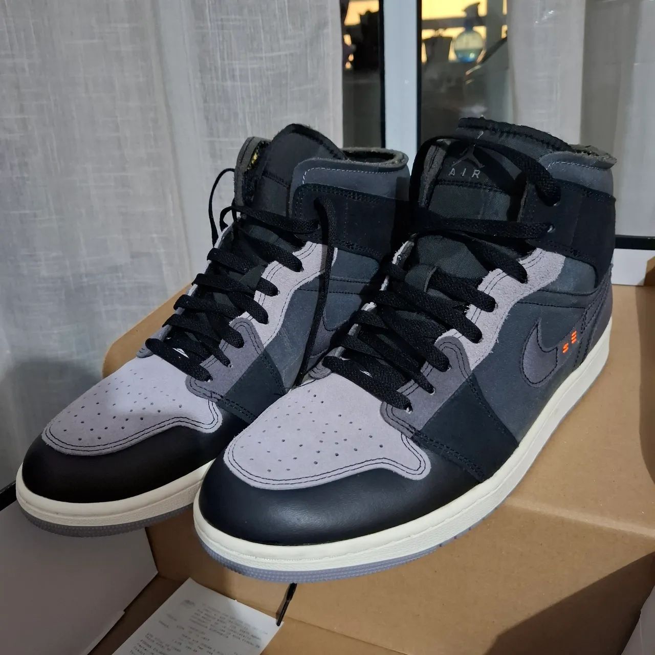 Air Jordan 1 Mid SE Craft Inside Out - Cinza e Preto