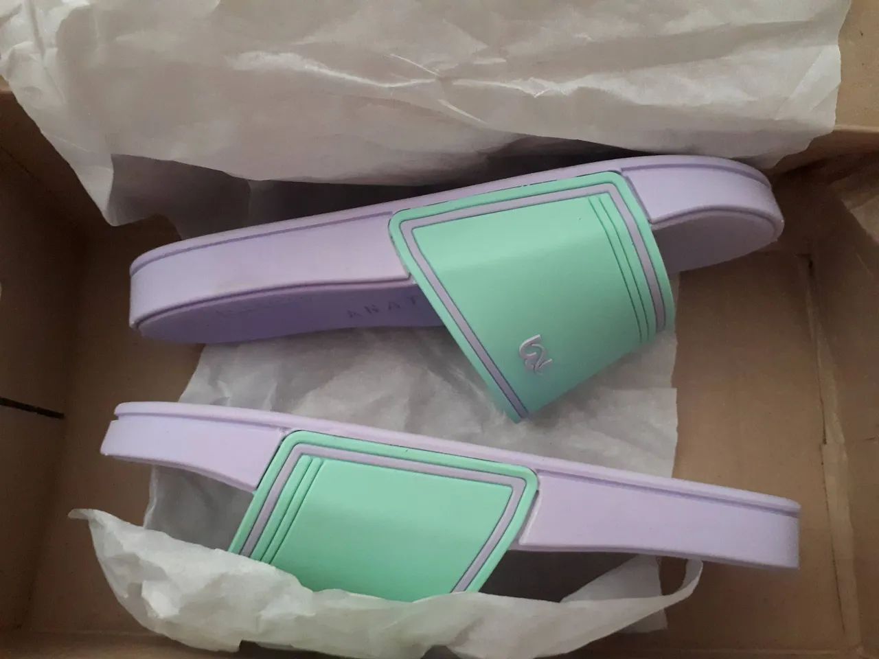 Chinelo com motinho de brinquedo. - Foto 4