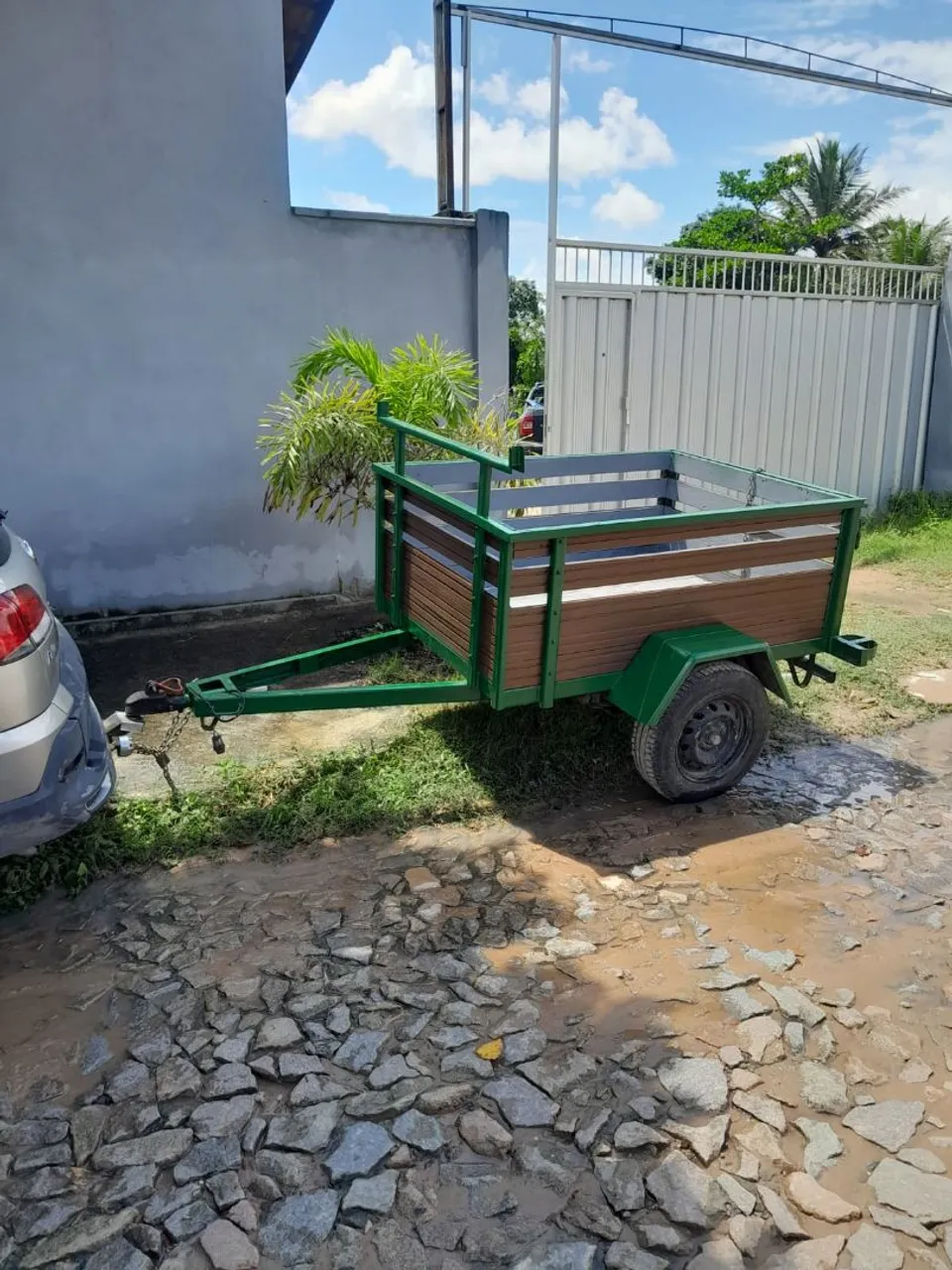 Carretinha / Reboque: Marca Hercules Reforçada capacidade para 800 kg emplacada
