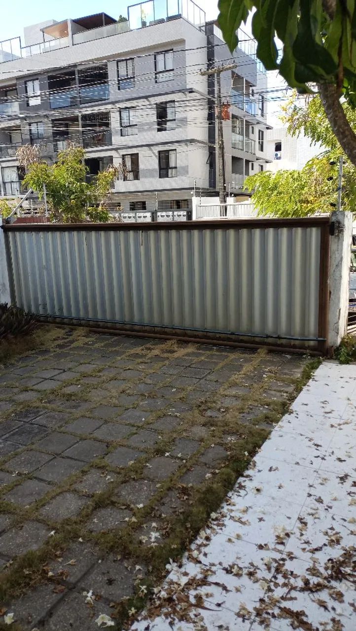 Portão alumínio moldura em aço medindo 5,60 mt x 1,70 mt.