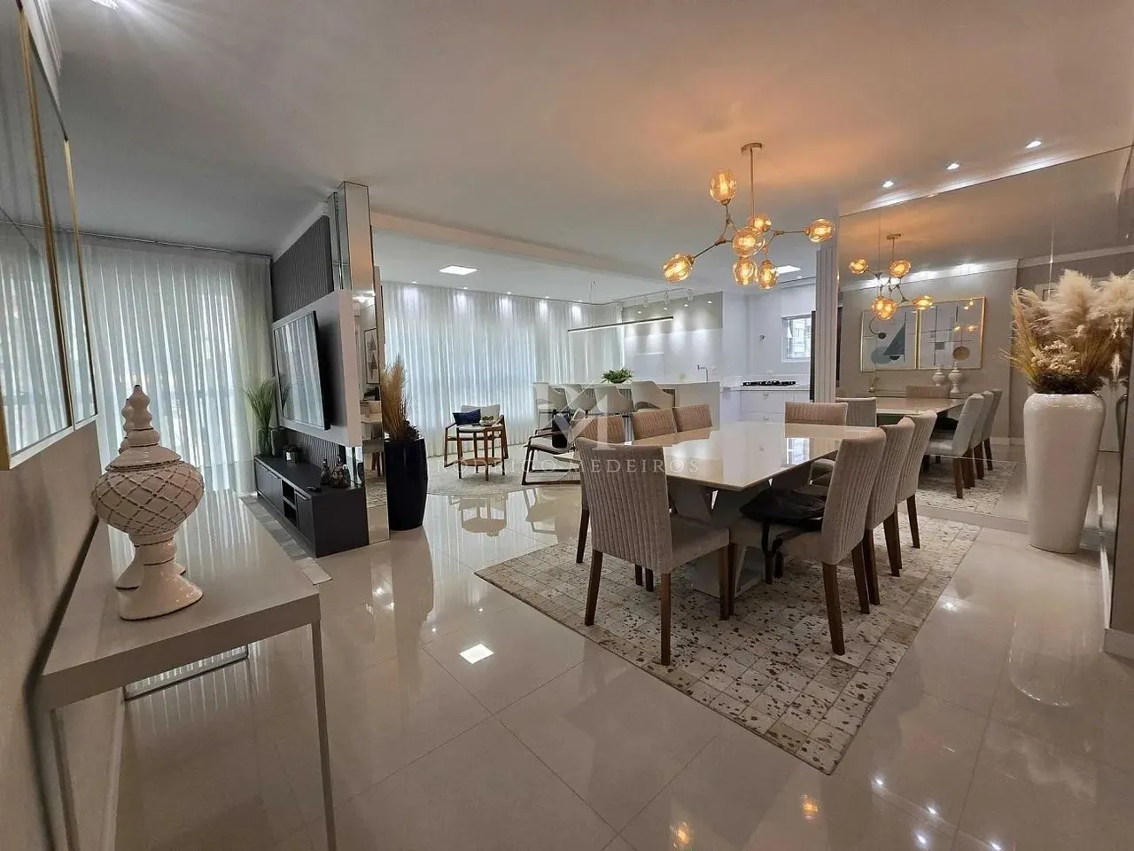 Apartamento à venda no bairro Meia Praia em Itapema/SC