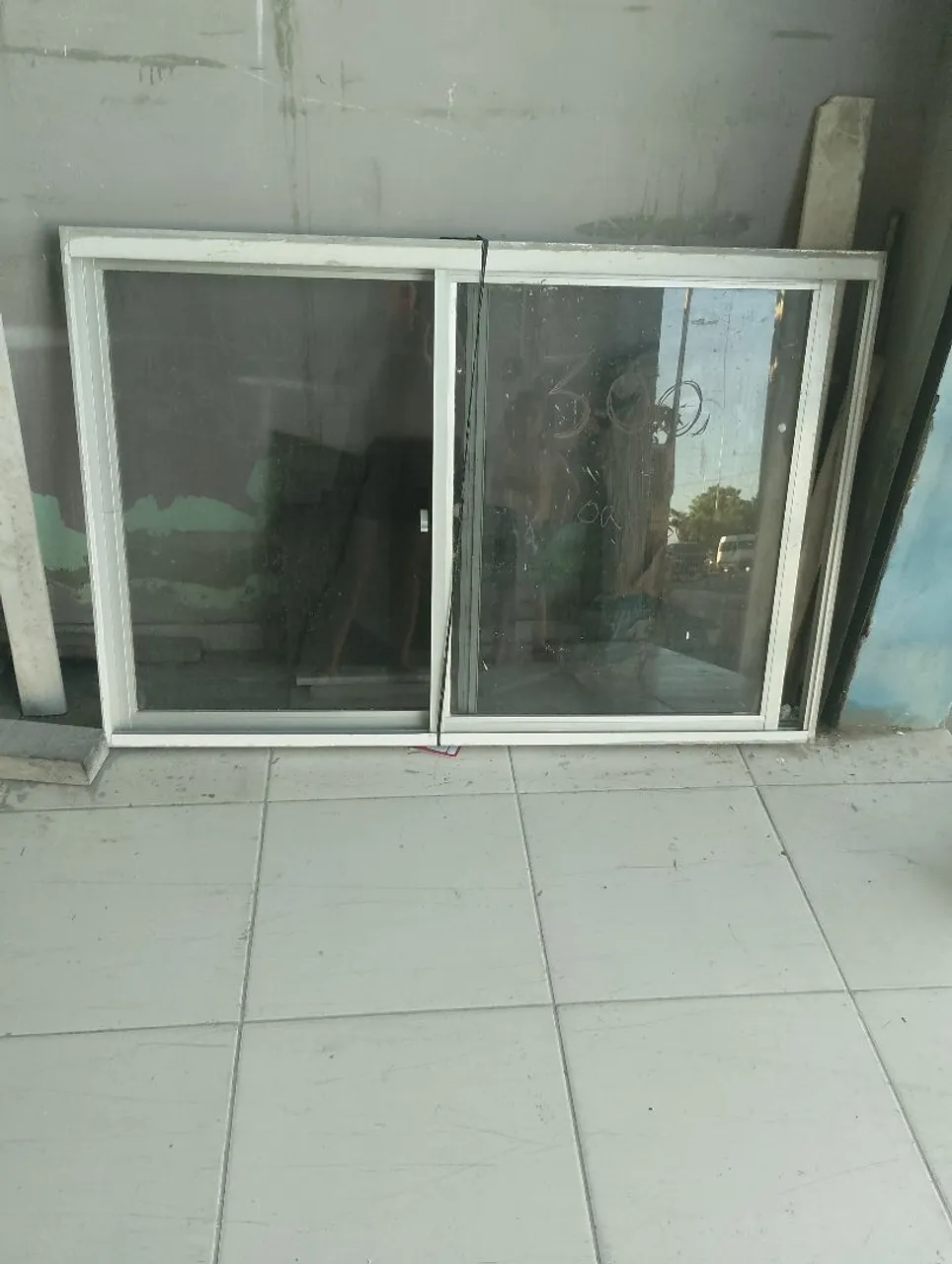 Vendo porta de alumínio por 600. Ótimo estado de conservação