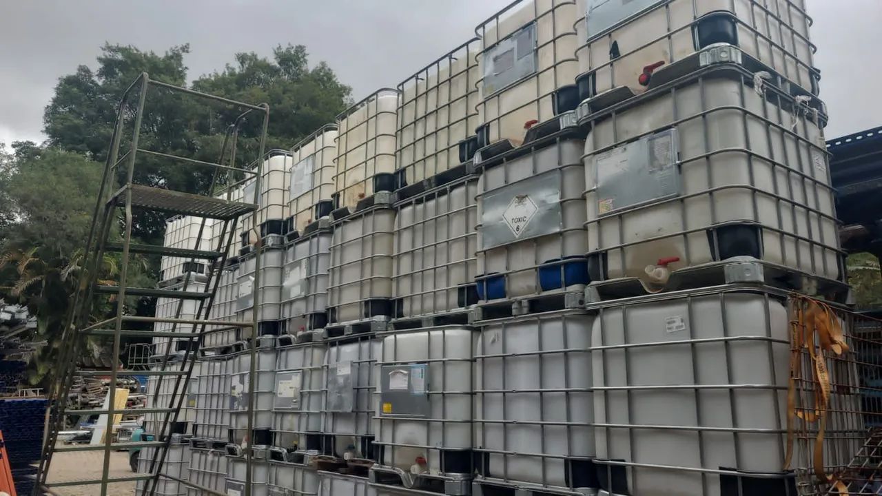 Caixa de 1000 litros com grade 