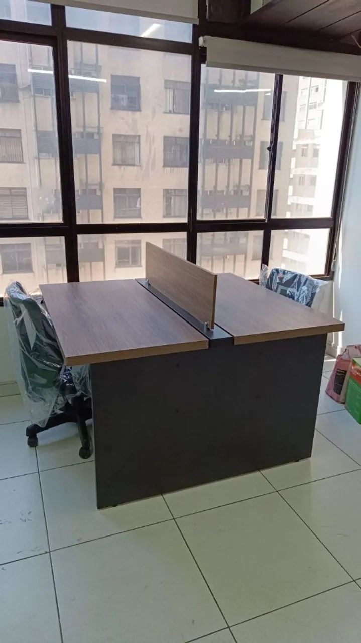 Mesa de escritório dupla com divisória