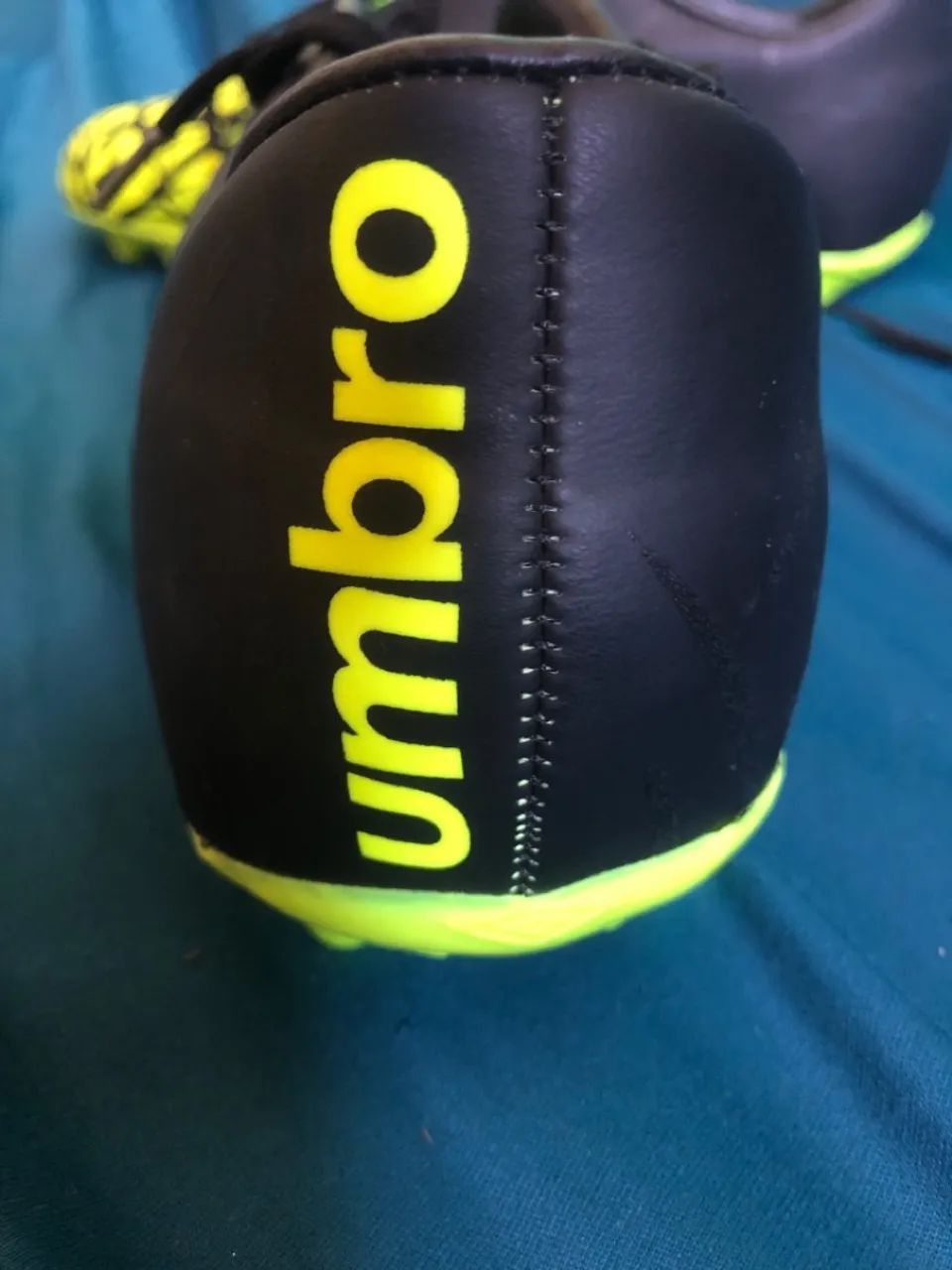 Chuteiras Umbro - Amarela e Preto - Foto 2