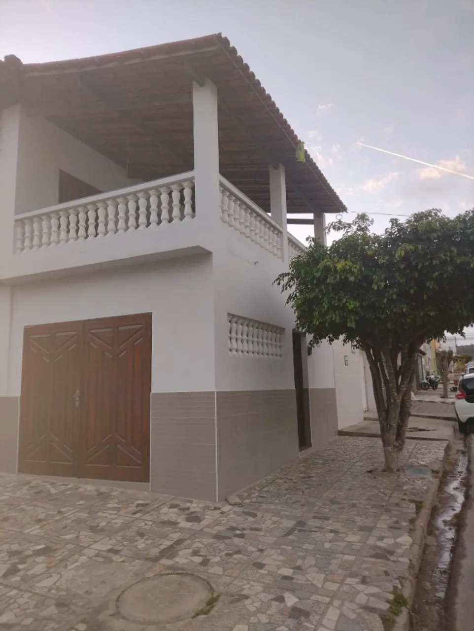 Aluguel de casa, 1º andar, 2 quartos, sala, cozinha, área de serviço e lazer, garagem.